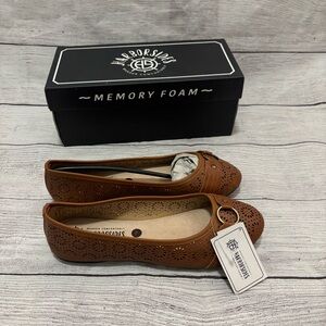 BRAND NEW IN BOX - Brown Women’s Memory Foam Flats (Loc #3)